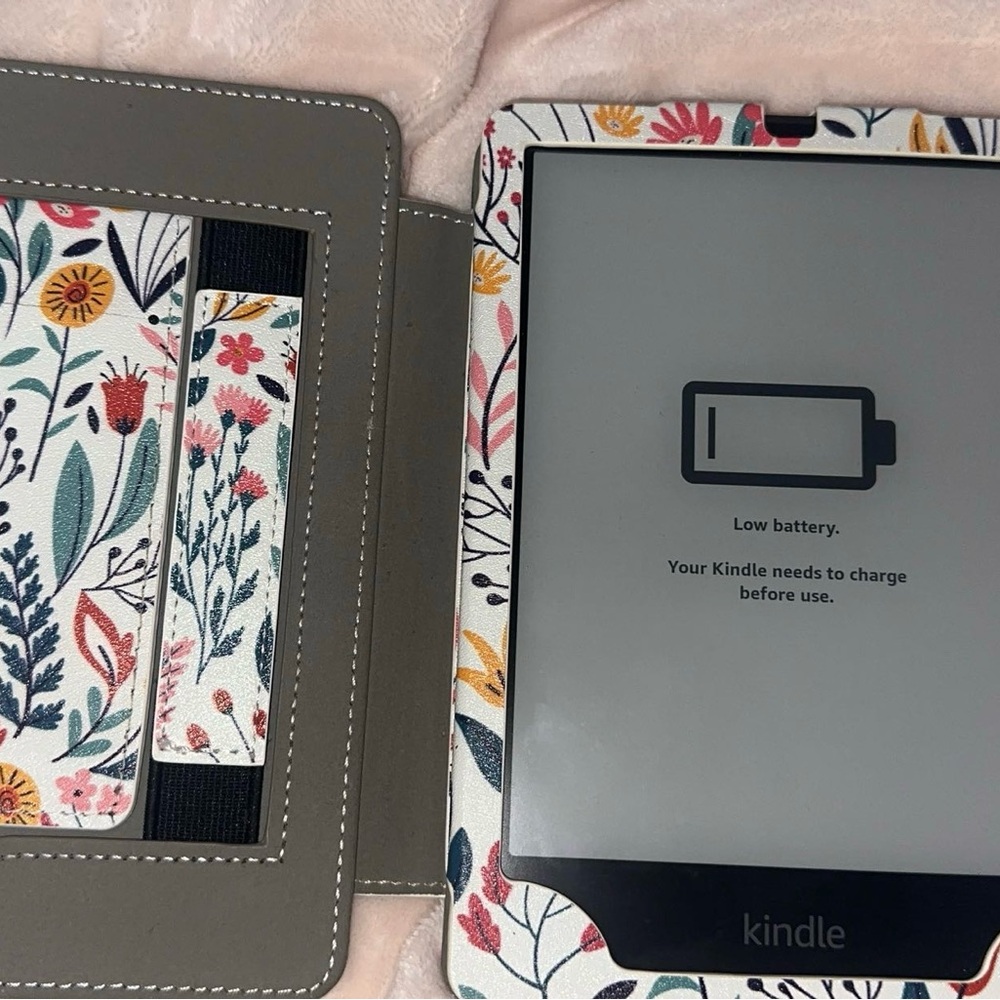Kindle Paperwhite (8GB) w/ Case - Picture 7 of 11